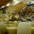 Nesreća u Lombardiji: Italijan poginuo kada su se na njega sručile hiljade teških kolutova sira