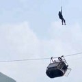 Heroj jedva nosi dete sa žičare! Stravičan snimak spasavanja nad provalijom od 400 metara, obustavljena akcija (video)