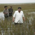 Kim Džong Un u blatu do struka: Bizarne fotografije stižu iz Severne Koreje: U sandalama ispitivao močvare i kritikovao…