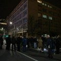 Протест испред РИК Окупљени стигли до места блокаде у центру града