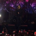 "Ladno je, obuci majicu": Muškarac se skinuo na koncertu Aleksandre Prijović, ona prekinula pevanje i obratila mu se sa bine…