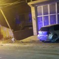Automobilom "precvikao" banderu, pa završio u salonu tepiha: Bizarna nesreća u Novom Pazaru, prolaznici u cik zore van sebe…