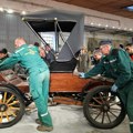 FOTO Počelo iseljenje Muzeja automobila iz centra grada: Oldtajmere odvoze na kamionima za šlep