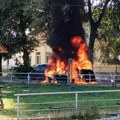 Automobil se zapalio tokom vožnje i potpuno izgoreo