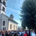 Godišnjica stradanja Srba iz srednjeg Podrinja, patrijarh Porfirije predvodio litiju u Bratuncu