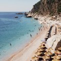 Snimak plaže u Crnoj Gori 3. juna i zbog ovog kadra komentari ne prestaju: „Od ovog ‘peska’ može noga da se polomi“