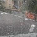 Novi snimak superćelijske oluje koja je danas pogodila Podgoricu: Izazovna vožnja kroz centar grada