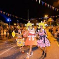 U Kotoru na letnjem karnevalu gosti iz Srbije, Hrvatske, Slovenije, Severne Makedonije i Italije ( FOTO)