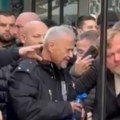 Hanki i Emiru se slošilo tokom govora u čast Halidu Bešliću Sin Dino odmah prišao da pomogne, uznemirujući prizor u Sarajevu…