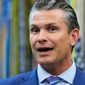 Puklo staklo u avionu američkog ministra! Avion u kojem se nalazio Pit Hegset prinudno sleteo u Veliku Britaniju: Preživeo…