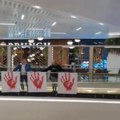 Transparent krvavih šaka u srcu tržnog centra: “Kraj je nepravdi”