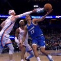 Blokada patikom, pa tehnička greška - neviđeno u NBA ligi