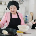 Nije mu lako odoleti, ali "živo" testo je opasna zamka: Lizanje kašike iz smese za kolače može da košta zdravlja