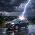 Grom udario u auto - šta je sa putnicima?! Evo šta se zaista dešava kada munja "pogodi" vaš automobil