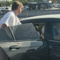 Prve paparaco slike Sare Jo i Bjelinog sina! Aleksej došao po devojku na aerodrom, vozi besnu mašinu: Pomaže joj oko prtljaga…