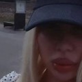 Nestao sa malih ekrana, a sad poznati Srbin šokirao sve! U suknjici i sa perikom prošetao gradom