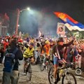 Studente u Nišu „dočekali“ i naprednjaci, dobacivali i vređali građane, bakljadom „proslavili“ kraj skupa