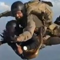 Istorijski podvig indijske vojske: Borbeni pas prvi put skočio padobranom iz aviona (video)