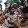Demonstranti probili barikade u Nju Delhiju, policija privela lidere pokreta „Bubašvaba”