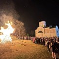 Prelepa slika sa ustaničkog brda Ljubić na Badnje veče! Prisustvovali paljenju badnjaka ispred crkve Svetog kneza Laza!
