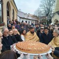 Tradicionalno lomljenje Božićne česnice u Kragujevcu: Zlatnik je pronašla petogodišnja Dunja Vukomanović (foto)