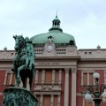 Sramota! Čovek urinira na Narodni muzej u Beogradu! Građani ostali zatečeni i zgroženi - "Oskrnavio svetinju" (video)