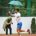 Đoković završio trening po kiši, a onda se iznenada vratio na teren sa kišobranom u ruci i napravio šou