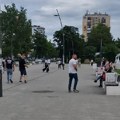 Група мушкараца насрнула на опозиционе активисте у Новом Саду, ножем пробушили балон (ВИДЕО)