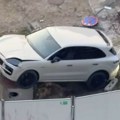 (Video): Ljudi u neverici gledaju auto nasađen na stub u Beogradu i imaju samo jedno pitanje za vozača - kako? Kako!?