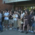 Novi Sad: Građani se okupljaju ispred Filozofskog, kordon policije ispred, policija i unutar zgrade
