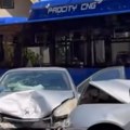 Udario devojčicu, pa uleteo u dvorište kuće u Zemunu: Zid od cigle potpuno odvaljen, vozilo smrskano