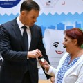 Ministar Mali uručio ključeve stana i automobila dobitnicima igre "Uzmi račun i pobedi Nisu mogli da sakriju radost zbog…