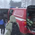 (Foto) dva autobusa puna đaka ostala zavejana u snegu: Drama na Divčibarama: Usledilo je spasavanje dece!
