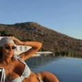 Skinula se bivša devojka Branka Babića Tačkasta Mara puca u plavom bikiniju, pokazala atribute - pozira na ivici bazena, oko…