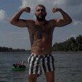 (Foto) Veljko Ražnatović krstari Dunavom: Skinuo se i pokazao izvajano telo, pločice u prvom planu, mreže se usijale