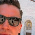 Voditelj je pre 11 godina godina pobegao iz Srbije zbog nasilja, sad se vratio i otišao u Hram: Ovako izgleda