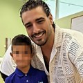 Darko Lazić ispratio sina u prvi razred: Folker podelio sliku iz škole, ne skidaju osmehe sa lica, fotografija oca i sina…