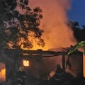 Vatra guta sve pred sobom: Veliki požar izbio u čačanskom naselju Trnava, vatrogasci daju sve od sebe da obuzdaju plamen