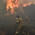 Okruženi vatrom: Grčki vatrogasci peti dan u borbi protiv požara na više lokacija u zemlji (video)