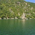 Zlatarsko jezero hit ovog leta, na plovidbu smaragdno zelenom vodom i kroz nestvarne predele dnevno se odluči na stotine…