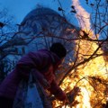 Badnje veče – paljeni badnjaci ispred hramova, patrijarh sa vernicima na KiM