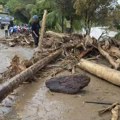 Užas u Indoneziji Broj stradalih u poplavama i klizištima sve veći, blato i mulj zatrpali kuće, mostove, škole...
