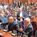 Nastavak zasedanja uz vređanje i psovke, opozicija se zaletela prema stolu Radenovića