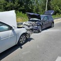 Teška saobraćajna nesreća u novom pazaru: Sumnja se da je vozač zaspao za volanom, došlo do direktnog sudara (foto)