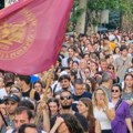 Skup podrške napadnutom studentu ispred Pravnog fakulteta, okupljeni idu do Predsedništva