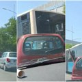 (Video) Sudar kod Novosadskog sajma: Automobil se zakucao u autobus, povređen vozač