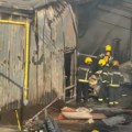 (Video) Crni dim se nadvio nad Zvezdarom: Spoljašnji deo objekta u Malom Mokrom Lugu uništen: Vatrogasci intenzivno rade na…
