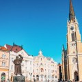 Crvenkapa prošetala Novim Sadom: Sve oči uprte u gospodina pored nje, a evo ko je on