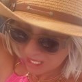 Skinula se žena pokojnog pevača (58): Tražila muškarca koji traje sat vremena u krevetu i napravila haos, a sada pokazala…
