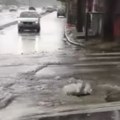 Potop u srpskom gradu, ne vidi se prst pred okom! Poplavljene ulice (video)